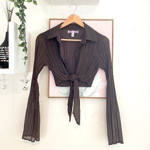 URBAN OUTFITTERS LONG-SLEEVED CROPPED COVER